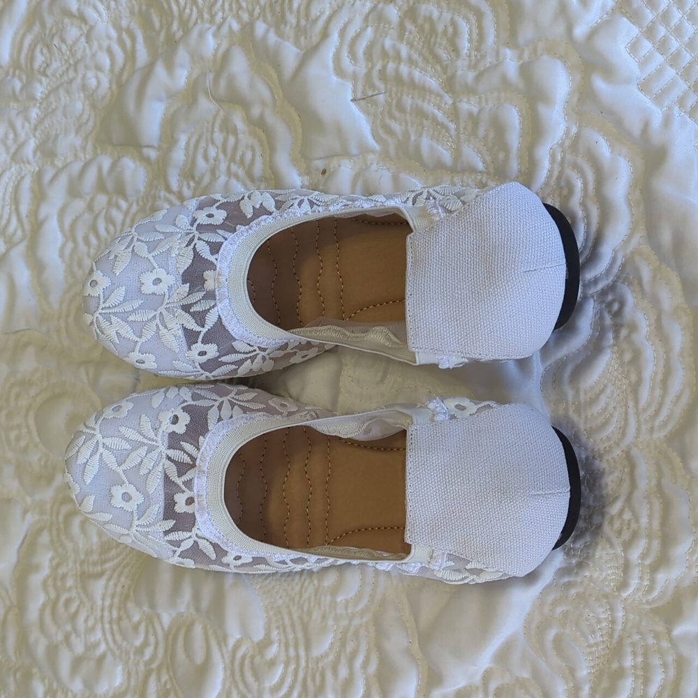 White floral bendable flats